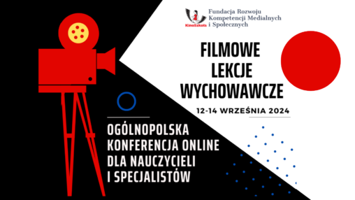 Czarno-biała grafika z czerwonym symbolem kamery i logiem Fundacji Rozwoju Kompetencji Medialnych i Społecznych. Na środku znajduje się nazwa wydarzenia "Filmowe lekcje wychowawcze" i data 12-14 września 2024. U dołu grafiki dodatkowo znajduje się napis "Ogólnopolska konferencja online dla nauczycieli i specjalistów".